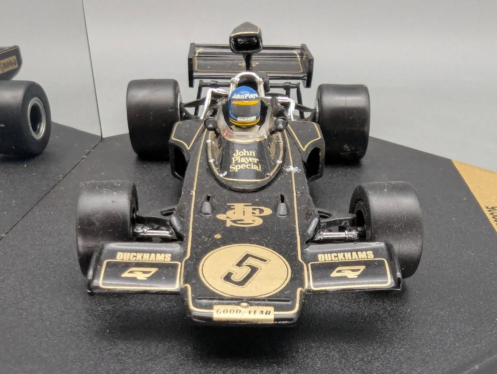 Modellautos 1:43 Quartzo Lotus 72E Schweden GP 1975 #5 R. Peterson mit Vitrine