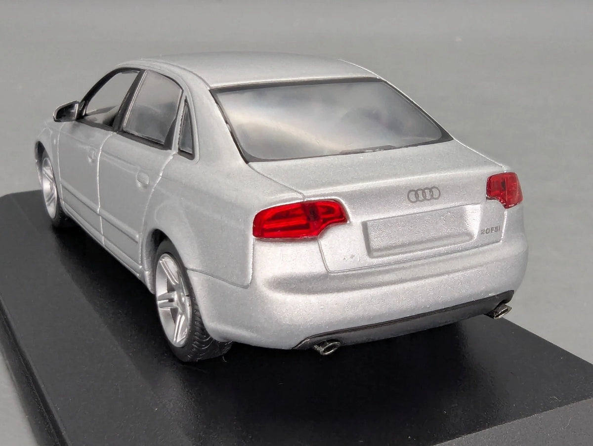 Modellautos 1:43 Minichamps Audi A4 B7 Avus Silber Metallic mit Dealer OVP