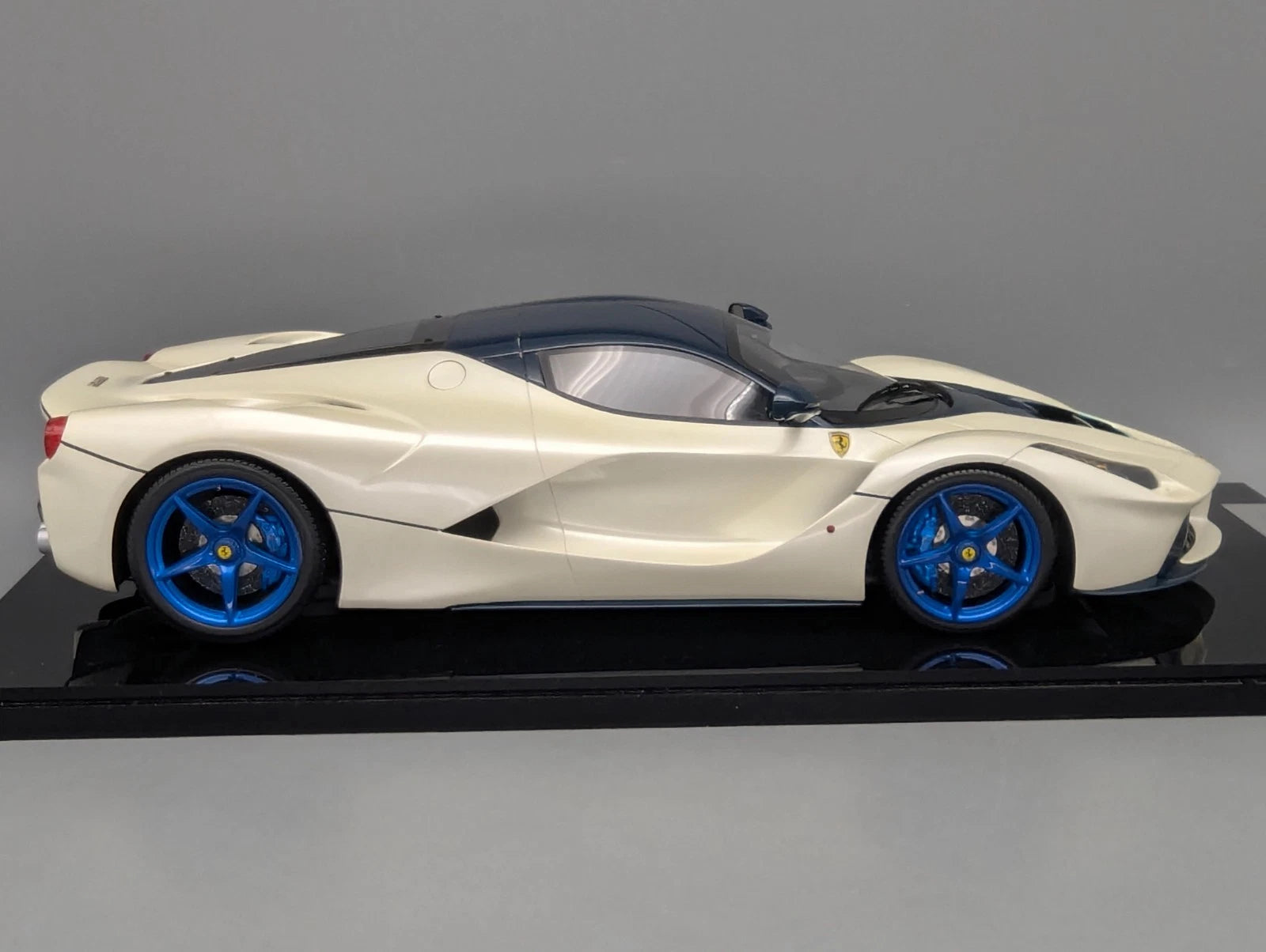 Modellautos 1:12 BBR Ferrari LaFerrari Fuli White / Blue Carbon Ltd 07/10 OVP