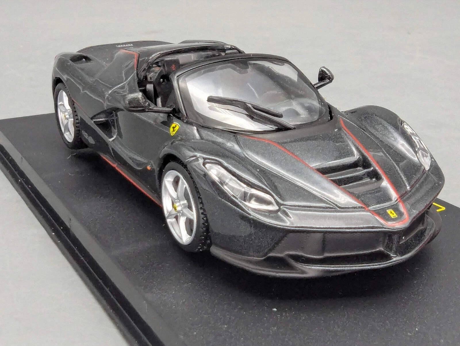 Modellautos 1:43 Bburago Ferrari LaFerrari Aperta Schwarz mit OVP