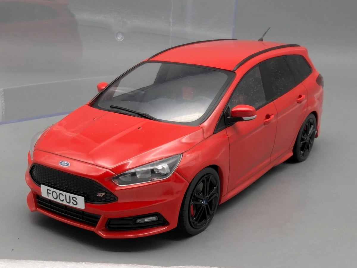 Modellautos 1:18 MCG Modelcar Group Ford Focus mit Vitrine