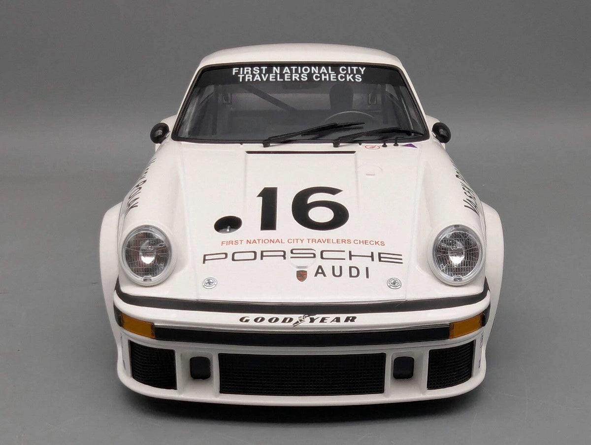 Modellautos 1:12 Minichamps Porsche 934 RSR Turbo WINNER 76 #16. Follmer Vitrine