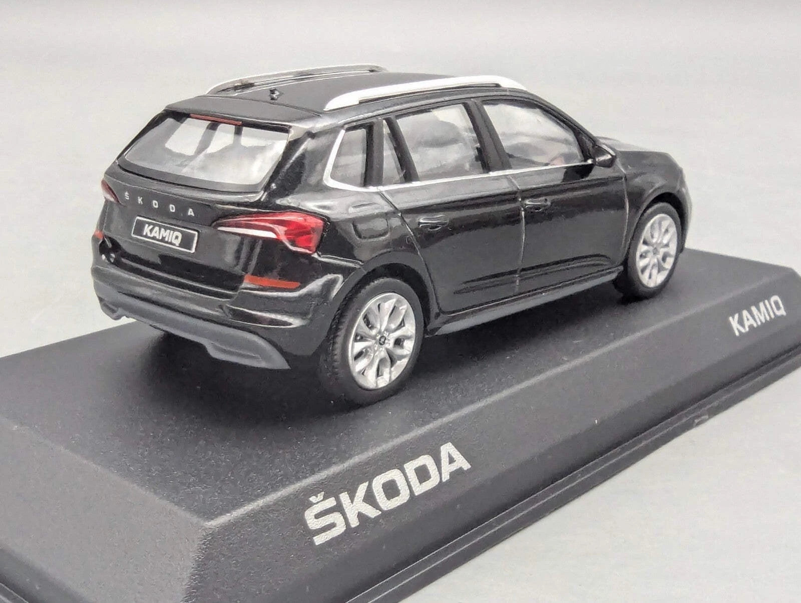 Modellautos 1:43 iScale Skoda Kamiq Schwarz mit Vitrine und OVP