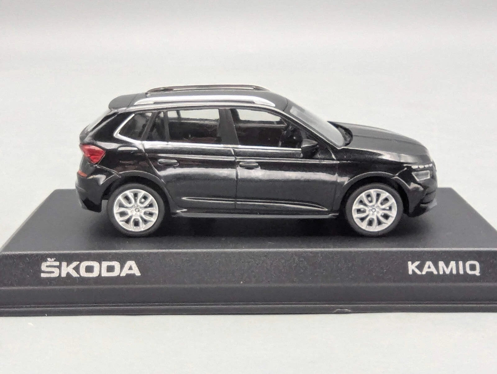 Modellautos 1:43 iScale Skoda Kamiq Schwarz mit Vitrine und OVP