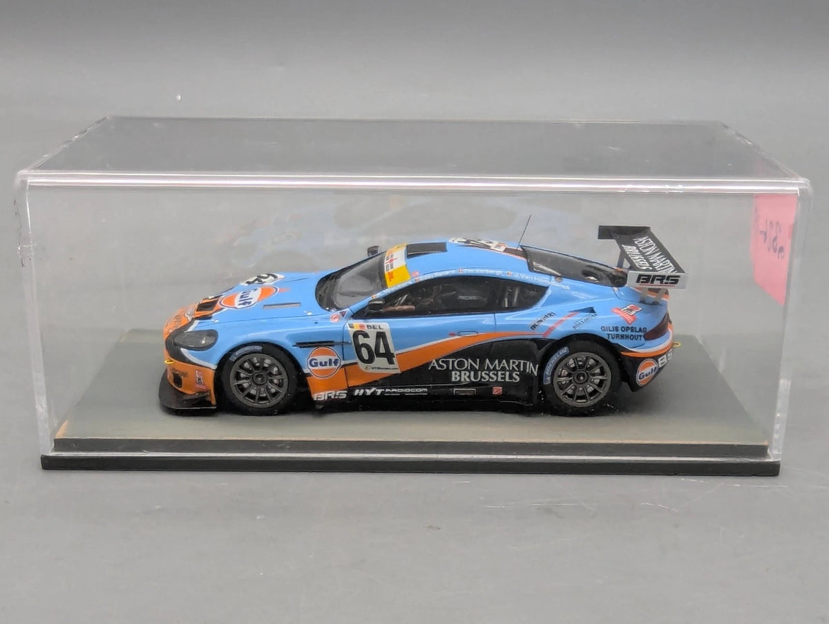 Modellautos 1:43 Spark Aston Martin Vantage GT3 2013 #64 Vitrine