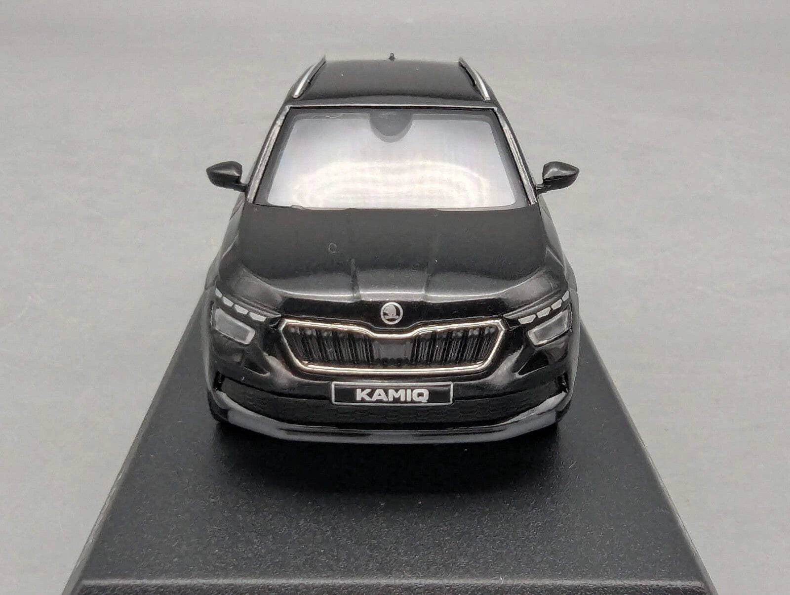 Modellautos 1:43 iScale Skoda Kamiq Schwarz mit Vitrine und OVP