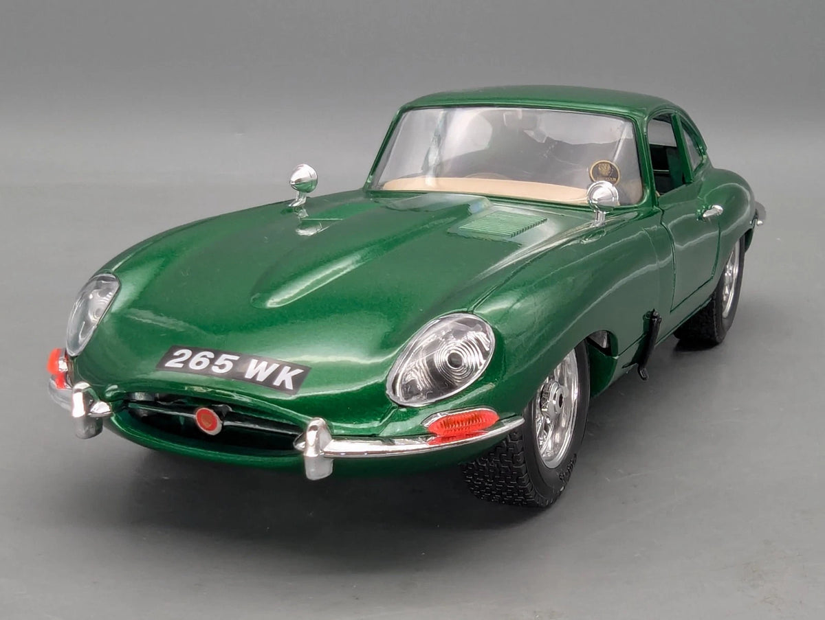 Modellautos 1:18 Bburago Jaguar E 1961 Metallic Grün mit Vitrine