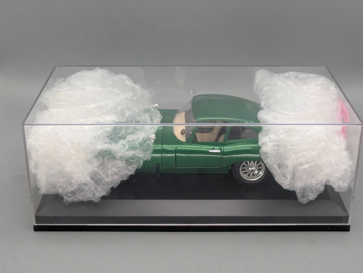 Modellautos 1:18 Bburago Jaguar E 1961 Metallic Grün mit Vitrine