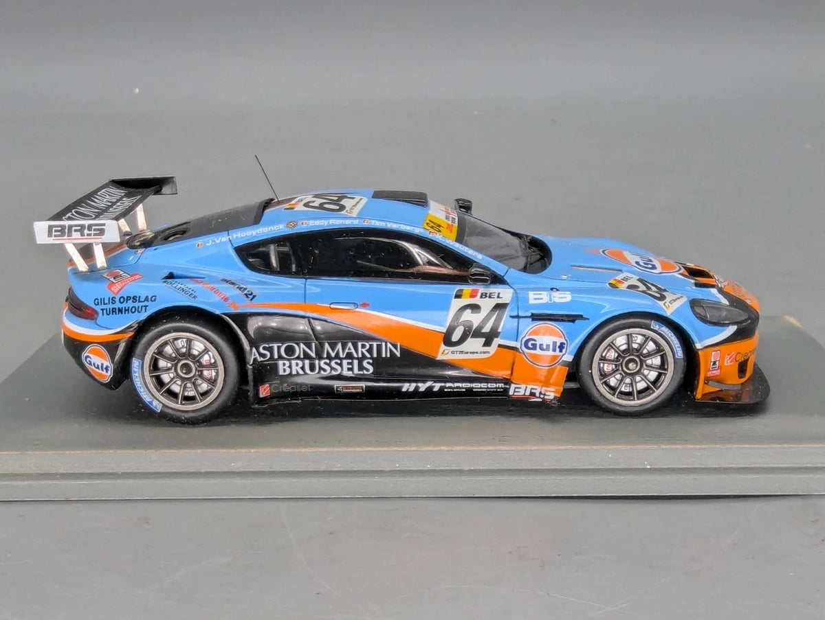 Modellautos 1:43 Spark Aston Martin Vantage GT3 2013 #64 Vitrine