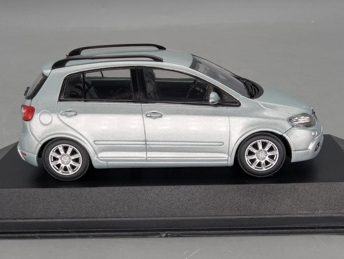 Modellautos 1:43 Minichamps Volkswagen VW Golf Plus Comfortline mit Dealer OVP