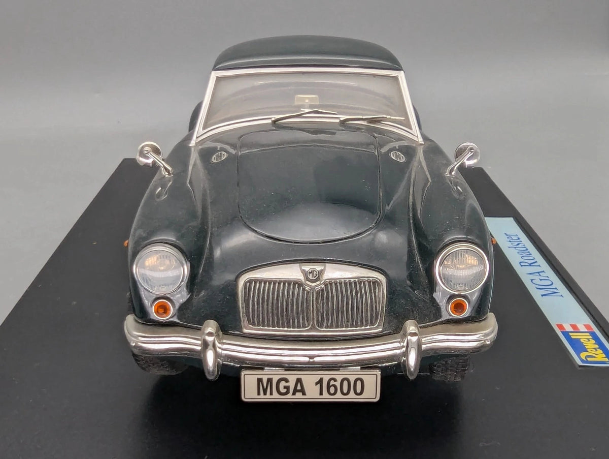 Modellautos 1:18 Revell MGA Roadster British Racing Green / Dunkel Grün mit OVP