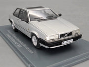 Modellautos 1:43 Neo Scale Models Volvo 780 Bertone Ltd 1/300 Vitrine