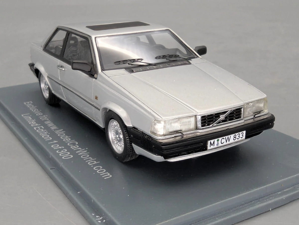 Modellautos 1:43 Neo Scale Models Volvo 780 Bertone Ltd 1/300 Vitrine