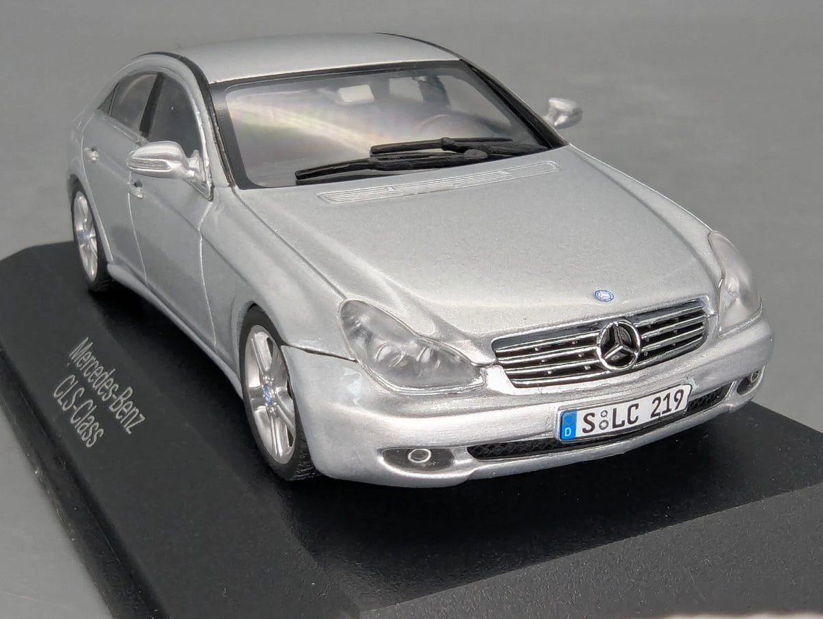 Modellautos 1:43 Minichamps Mercedes Benz CLS-Klasse mit Dealer OVP