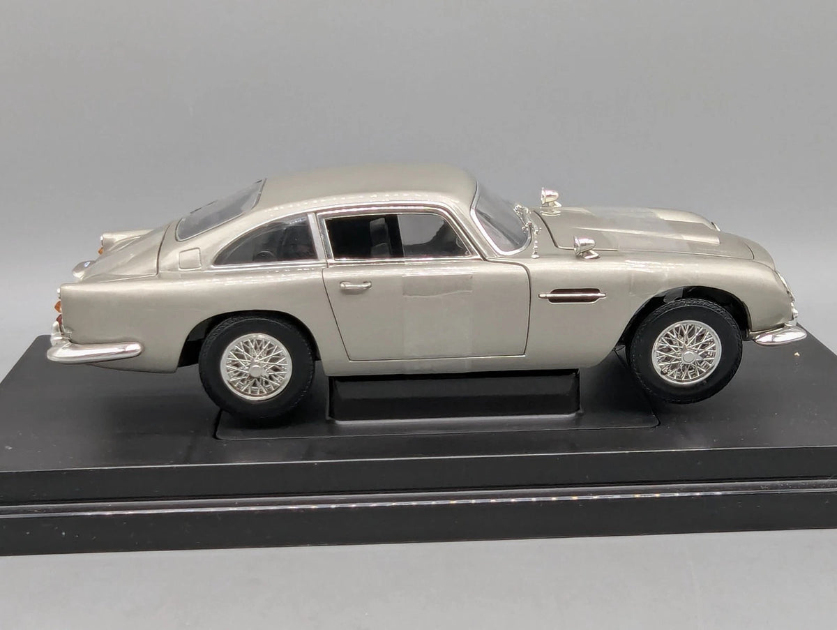 Modellautos 1:18 Ertl Joyride Aston Martin DB5 James Bond Casino Royale mit OVP