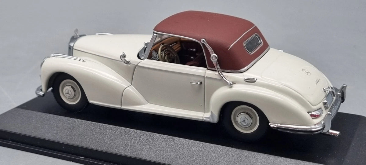 Modellautos 1:43 Minichamps Mercedes-Benz 300 S Cabriolet soft top white OVP