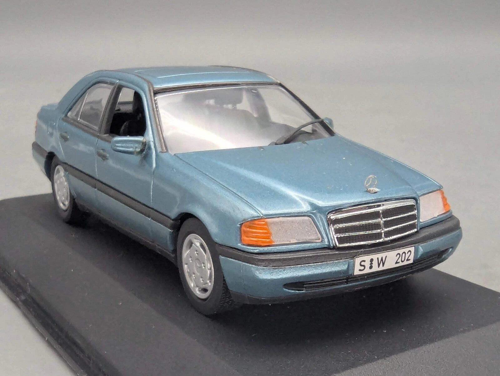 Modellautos 1:43 Minichamps Mercedes Benz C220 Hellblau Metallic mit Dealer OVP