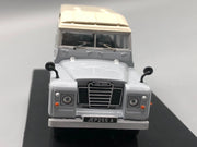 Modellautos 1:43 IXO Land Rover Series III 109 Station Wagon in Vitrine
