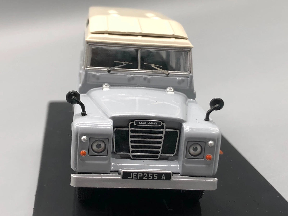 Modellautos 1:43 IXO Land Rover Series III 109 Station Wagon in Vitrine