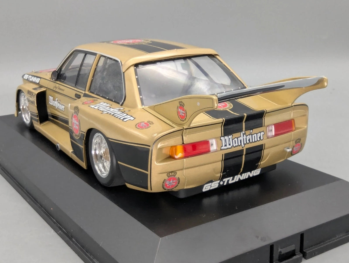 Modellautos 1:18 Minichamps BMW 320i Warsteiner DRM 1977 #4 J. Obermoser Vitrine