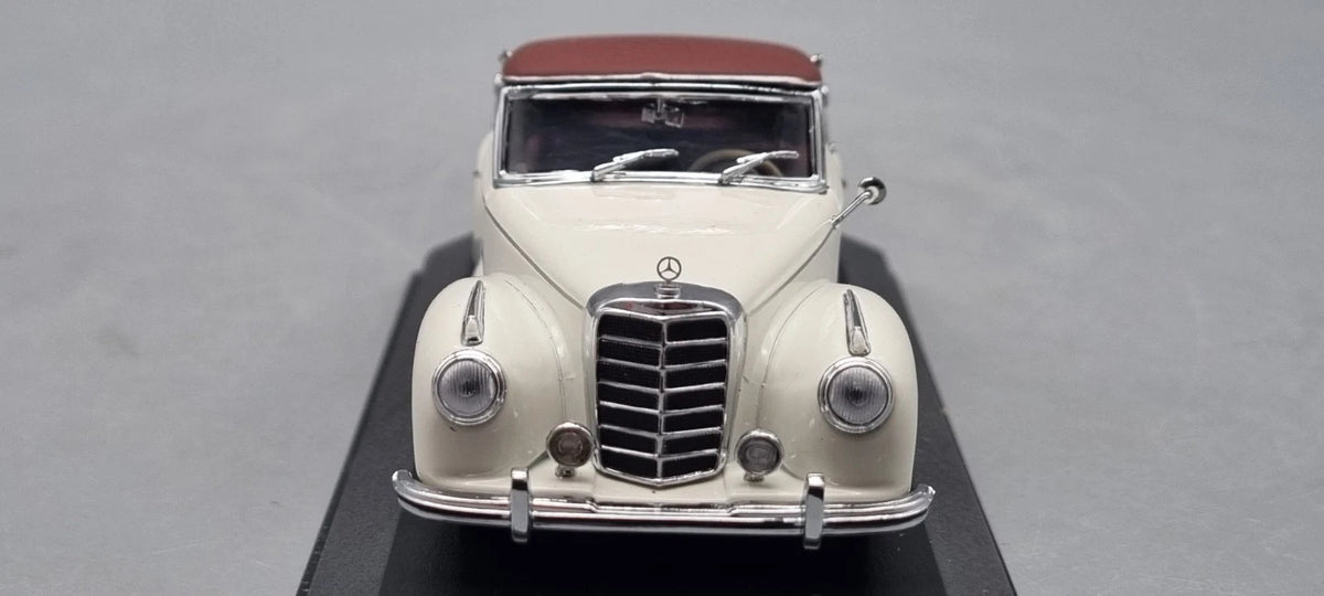 Modellautos 1:43 Minichamps Mercedes-Benz 300 S Cabriolet soft top white OVP