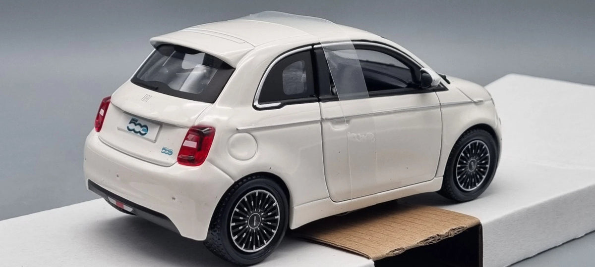 Modellautos 1:24 Bburago Fiat 500e weiß 2023 OVP