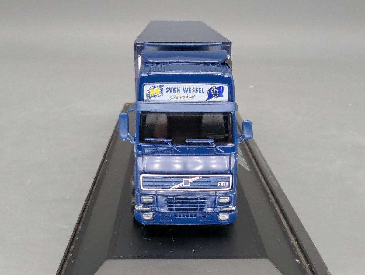 Lkw Modell 1:87 Herpa Volvo FH 16 XL Euro-KK-SZ Blue Rebel mit Vitrine
