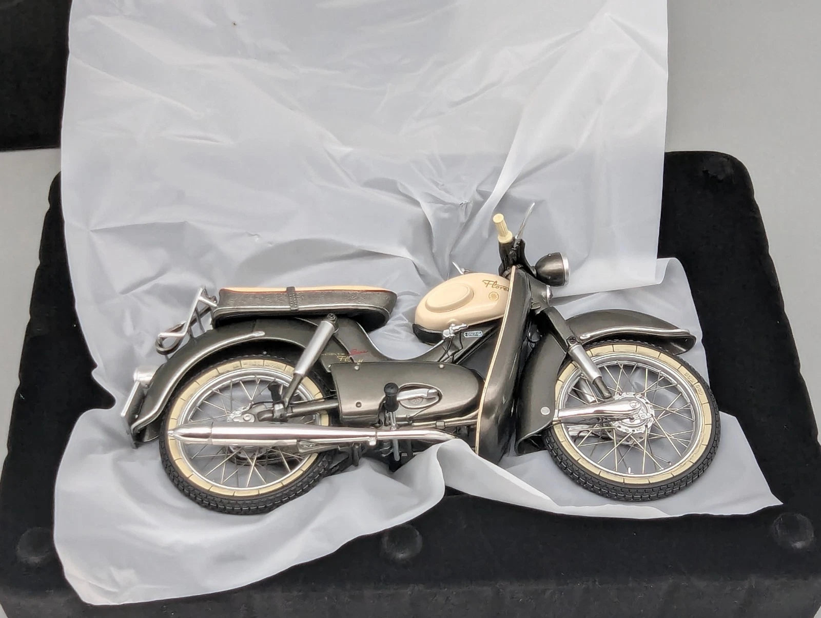 Motorrad Modell 1:10 Schuco Kreidler Florett Super mit Beinschild Grau mit OVP