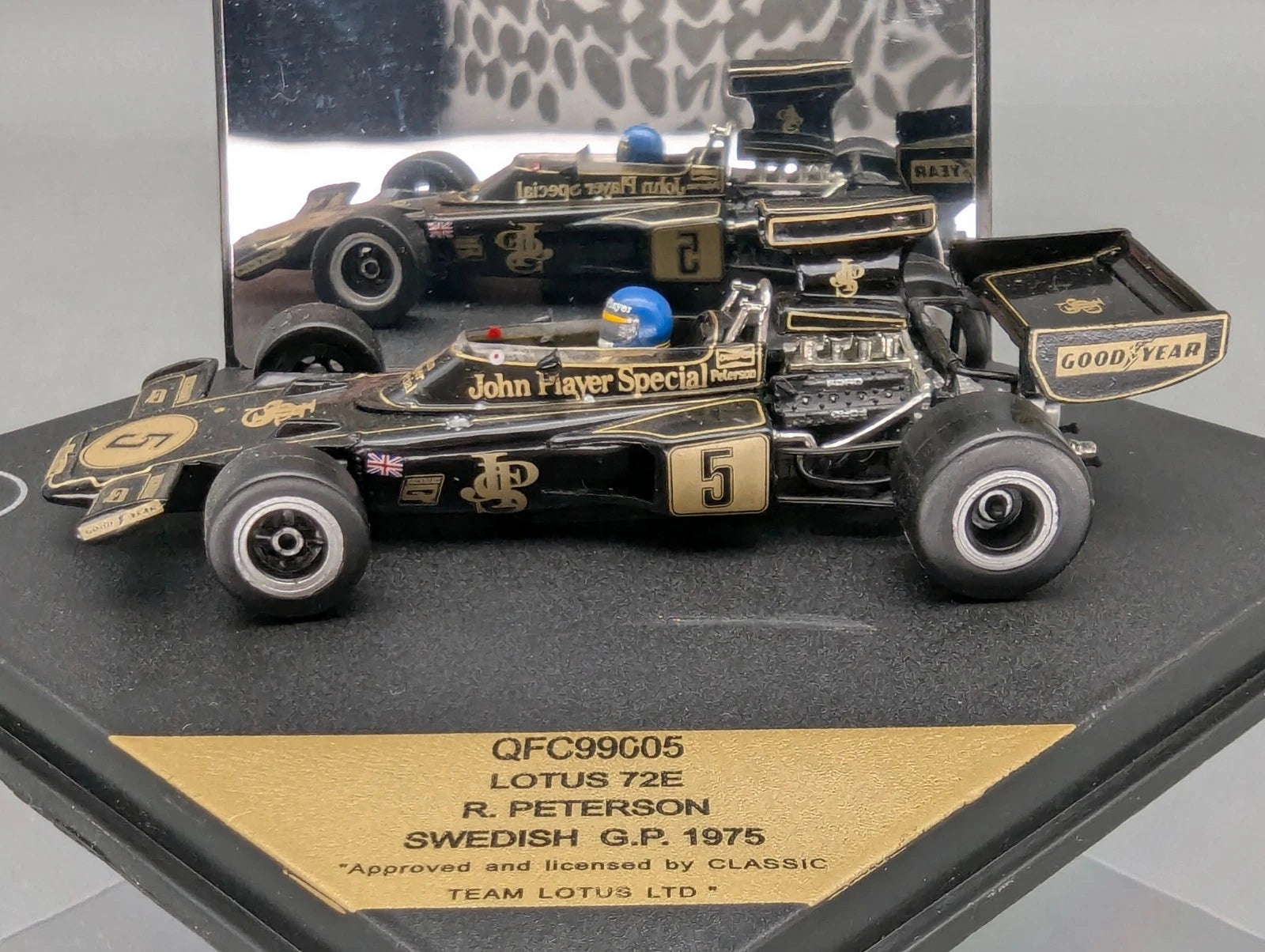 Modellautos 1:43 Quartzo Lotus 72E Schweden GP 1975 #5 R. Peterson mit Vitrine