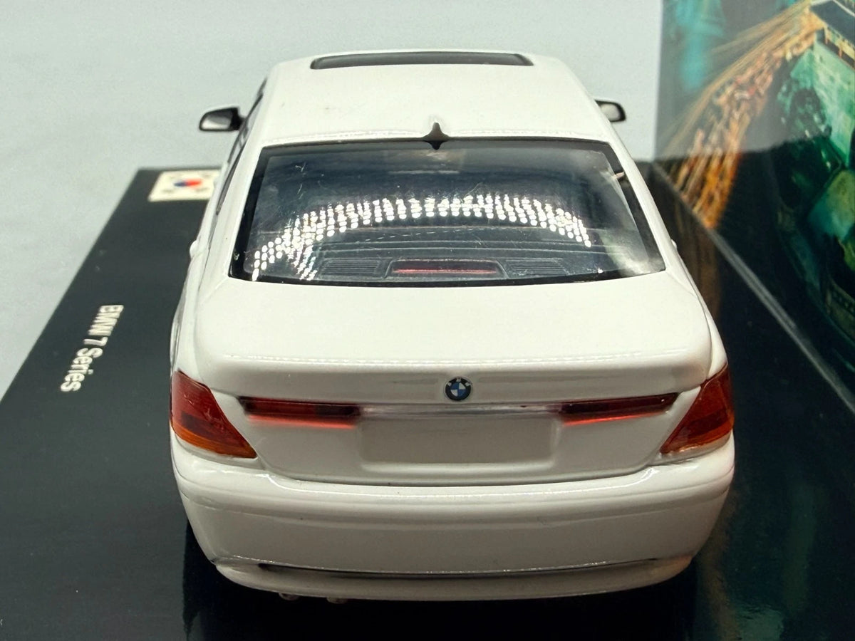 Modellautos 1:43 Minichamps BMW 7 Series Flavours of Asia Weiß mit OVP