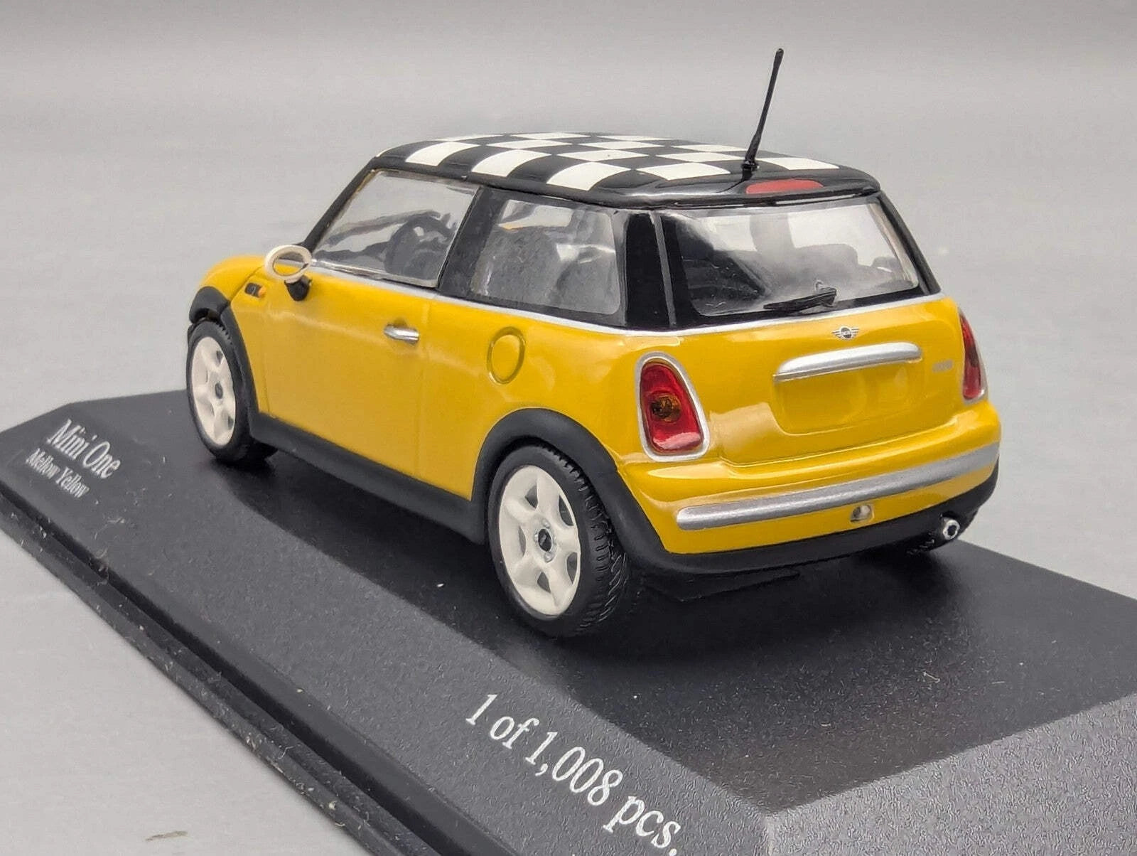 Modellautos 1:43 Minichamps Mini One 2001 Mellow Yellow mit OVP