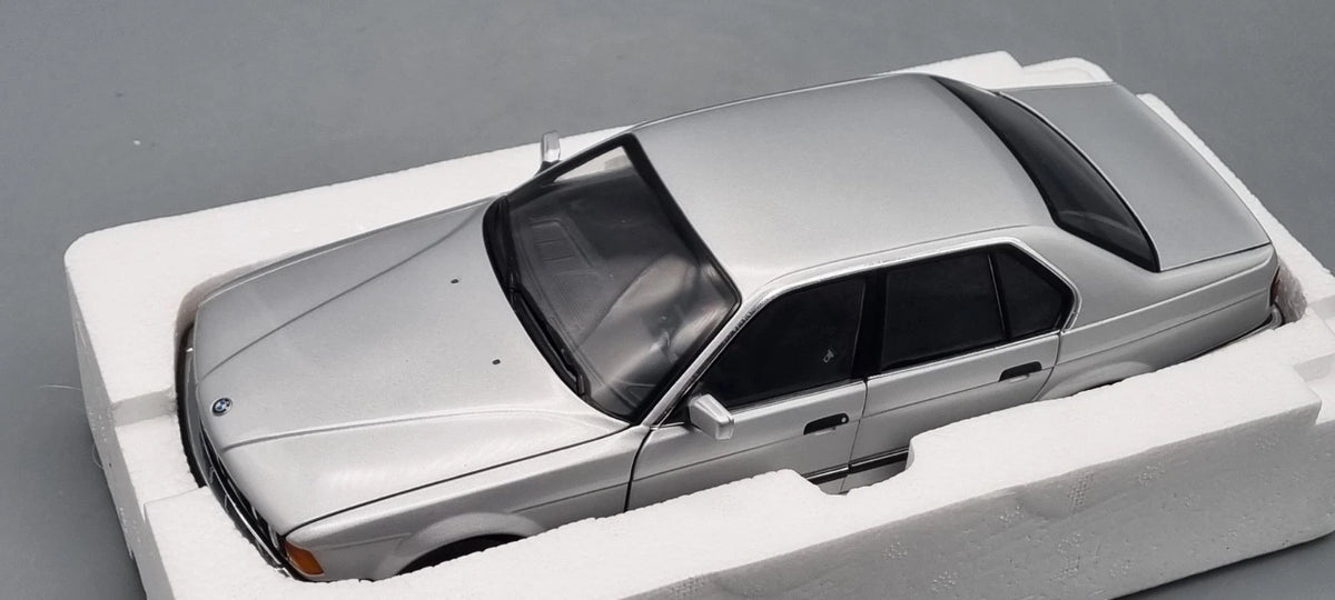 Modellautos 1:18 Minichamps 100 023000 BMW 730i 1987 silver OVP