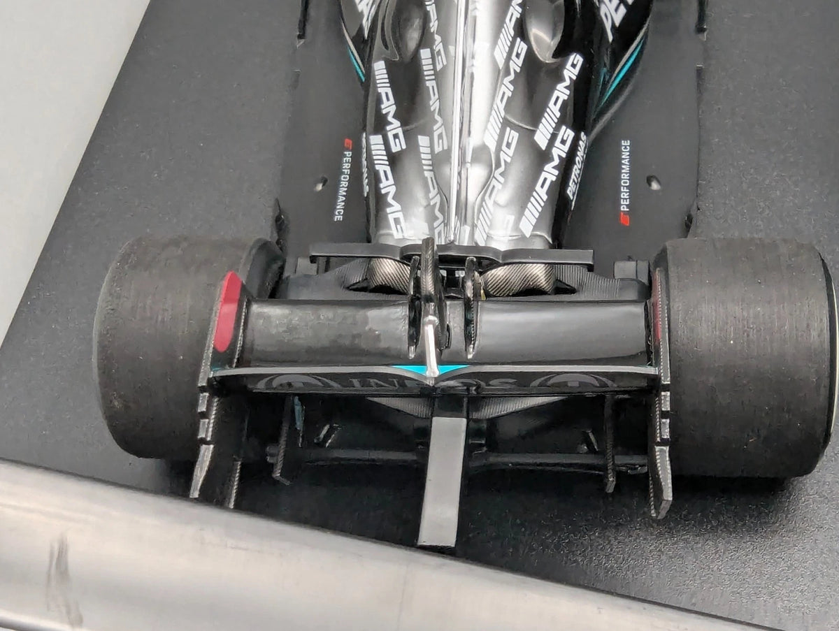 Modellautos 1:18 Minichamps Mercedes AMG Petronas Bahrain 21 #44 L. Hamilton OVP
