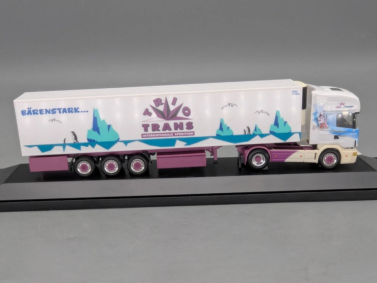 Lkw Modell 1:87 Herpa Scania Kühlkoffersattelzug Trio Trans mit Vitrine