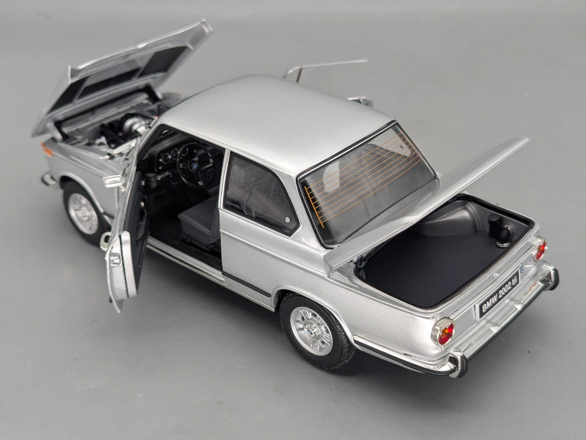 Modellautos 1:18 Kyosho BMW 2002 tii Silber mit OVP