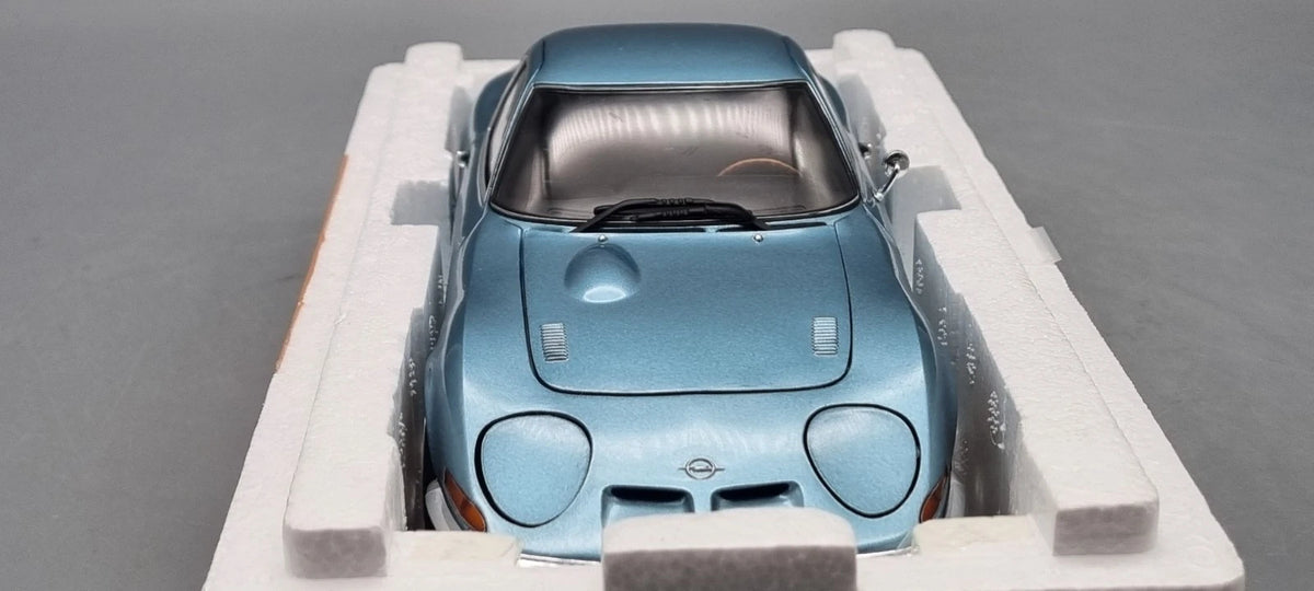 Modellautos 1:18 Minichamps 180 049030 Opel GT blau metallic 1972 Ltd 1/702 OVP