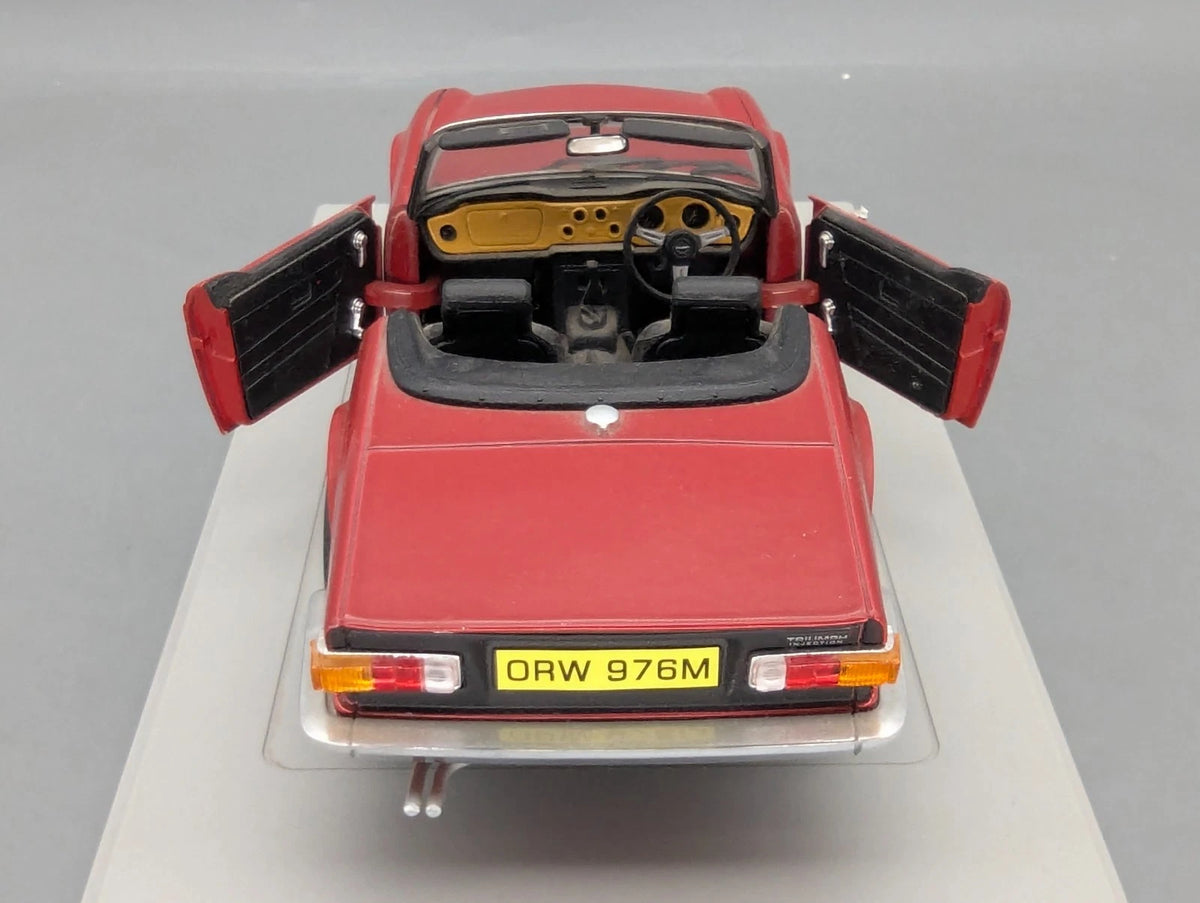 Modellautos 1:18 Britains Ertl Triumph TR6  Rot mit OVP