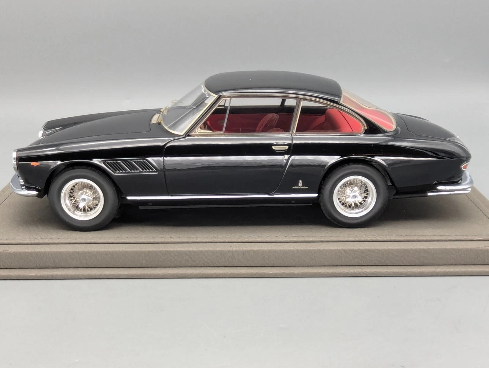 Modellautos 1:18 BBR Ferrari 330 GT 2+2 Limitiert 1/32 Lederplatte Vitrine OVP