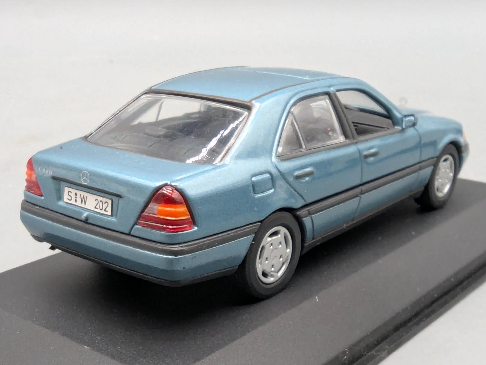 Modellautos 1:43 Minichamps Mercedes Benz C 220 Petrol Metallic mit Dealer OVP