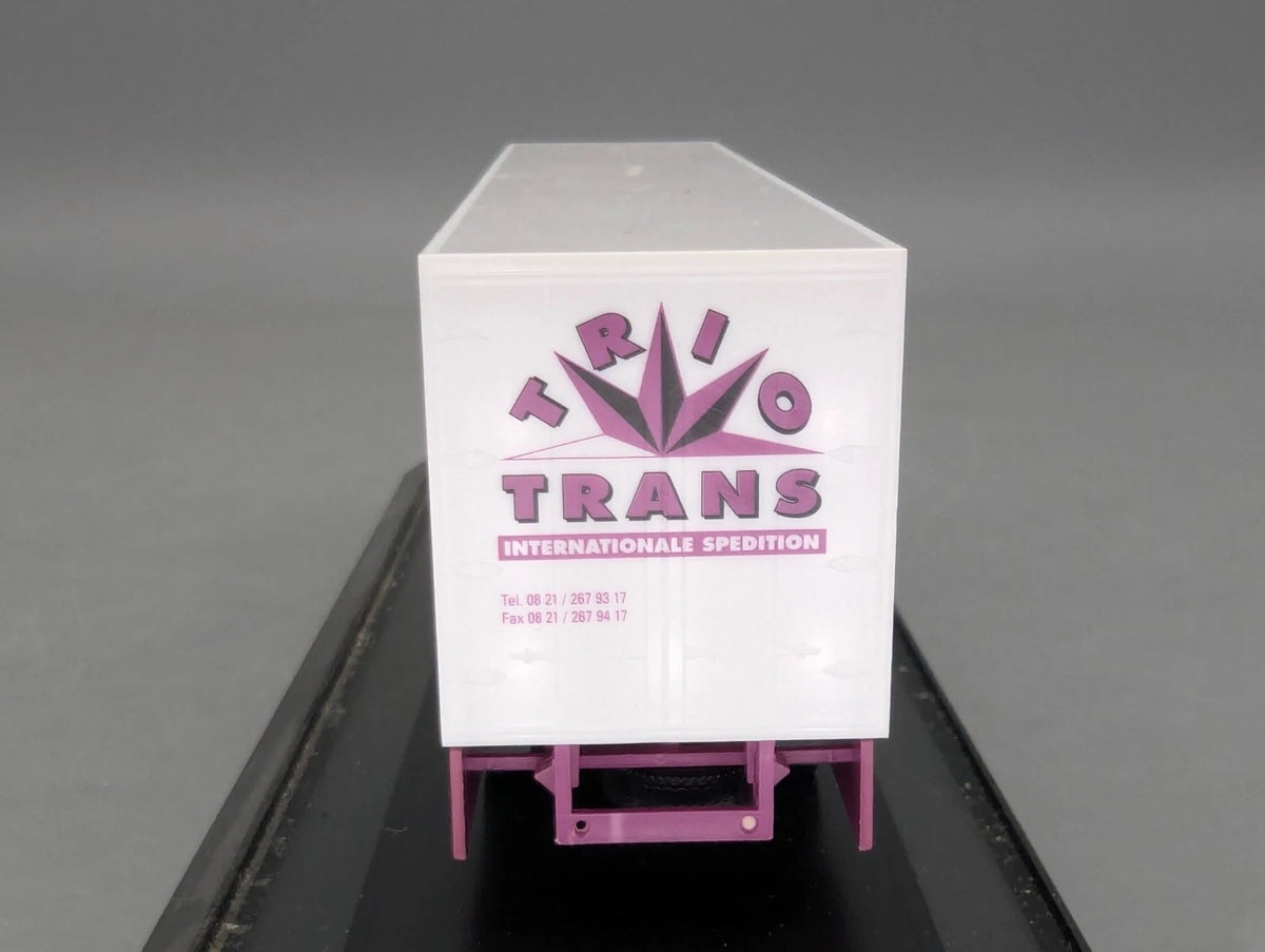 Lkw Modell 1:87 Herpa Scania Kühlkoffersattelzug Trio Trans mit Vitrine