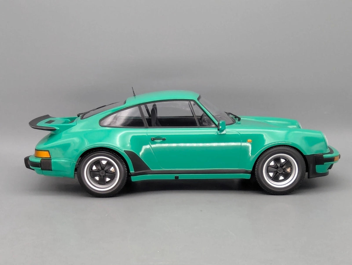 Modellautos 1:12 Minichamps Porsche 911 Turbo 1977 Grün mit OVP
