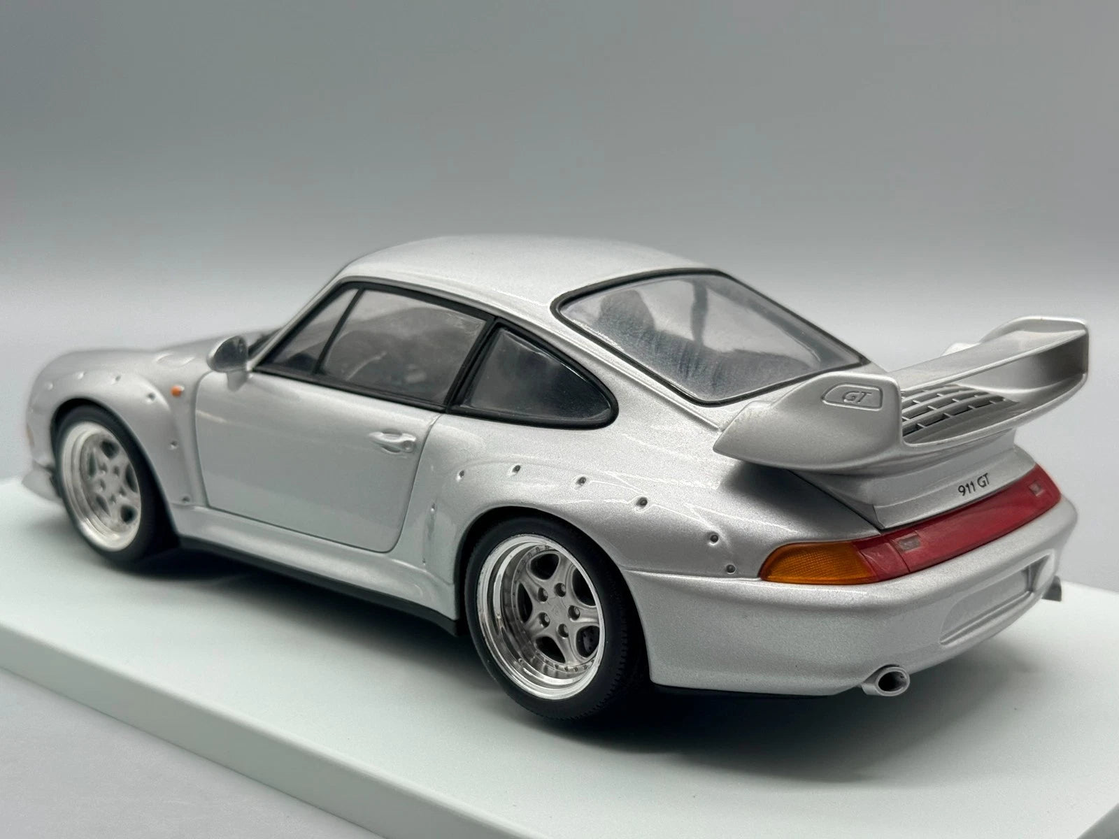 Modellautos 1:18 UT Models Porsche 911 GT2 Silber mit OVP