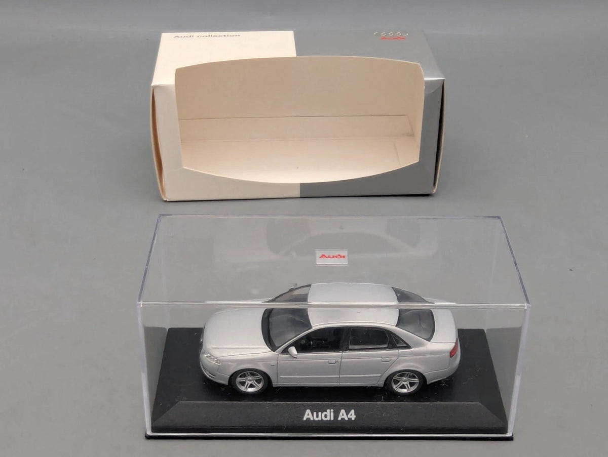 Modellautos 1:43 Minichamps Audi A4  3.2 Quattro 6-Gang Eissilber mit Dealer OVP