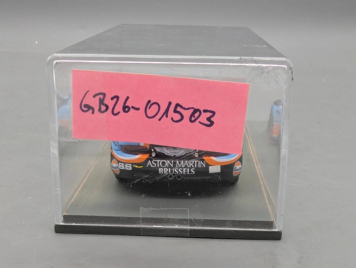 Modellautos 1:43 Spark Aston Martin Vantage GT3 2013 #64 Vitrine