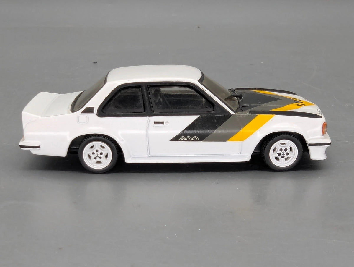 Modellautos 1:43 Vitesse Opel Ascona 400 mit Vitrine