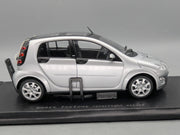 Modellautos 1:18 Kyosho Smart Forfour Starlight Silver mit Dealer OVP