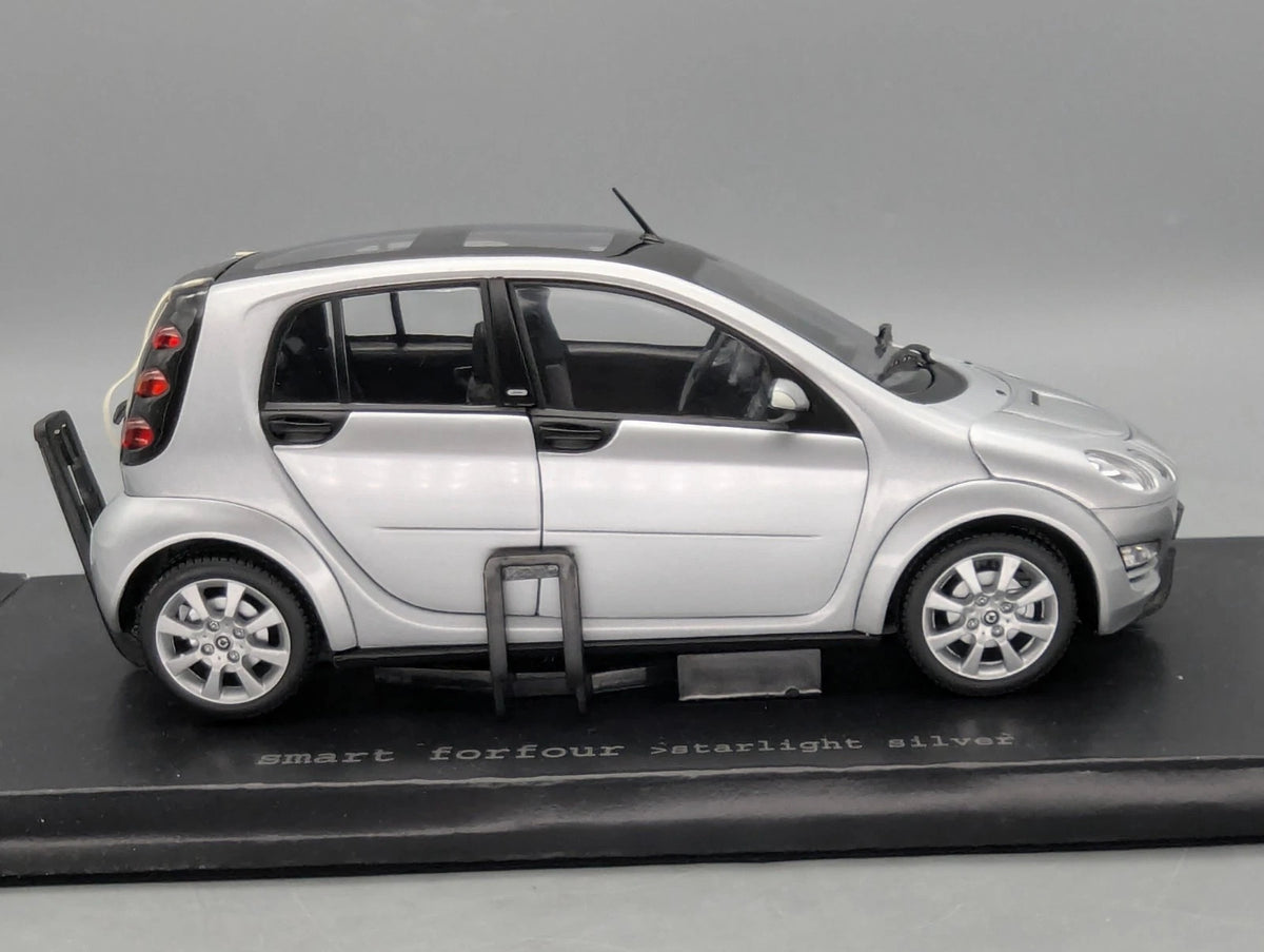 Modellautos 1:18 Kyosho Smart Forfour Starlight Silver mit Dealer OVP