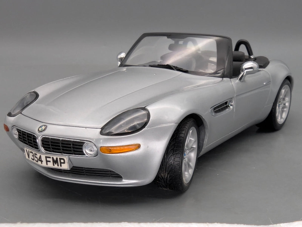 Modellautos 1:18 Kyosho BMW Z8 James Bond 007 Edition 1999 Silber mit OVP