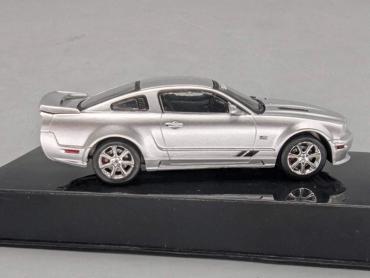 Modellautos 1:43 Ixo Ford Mustang Saleen S281 2005 mit Vitrine