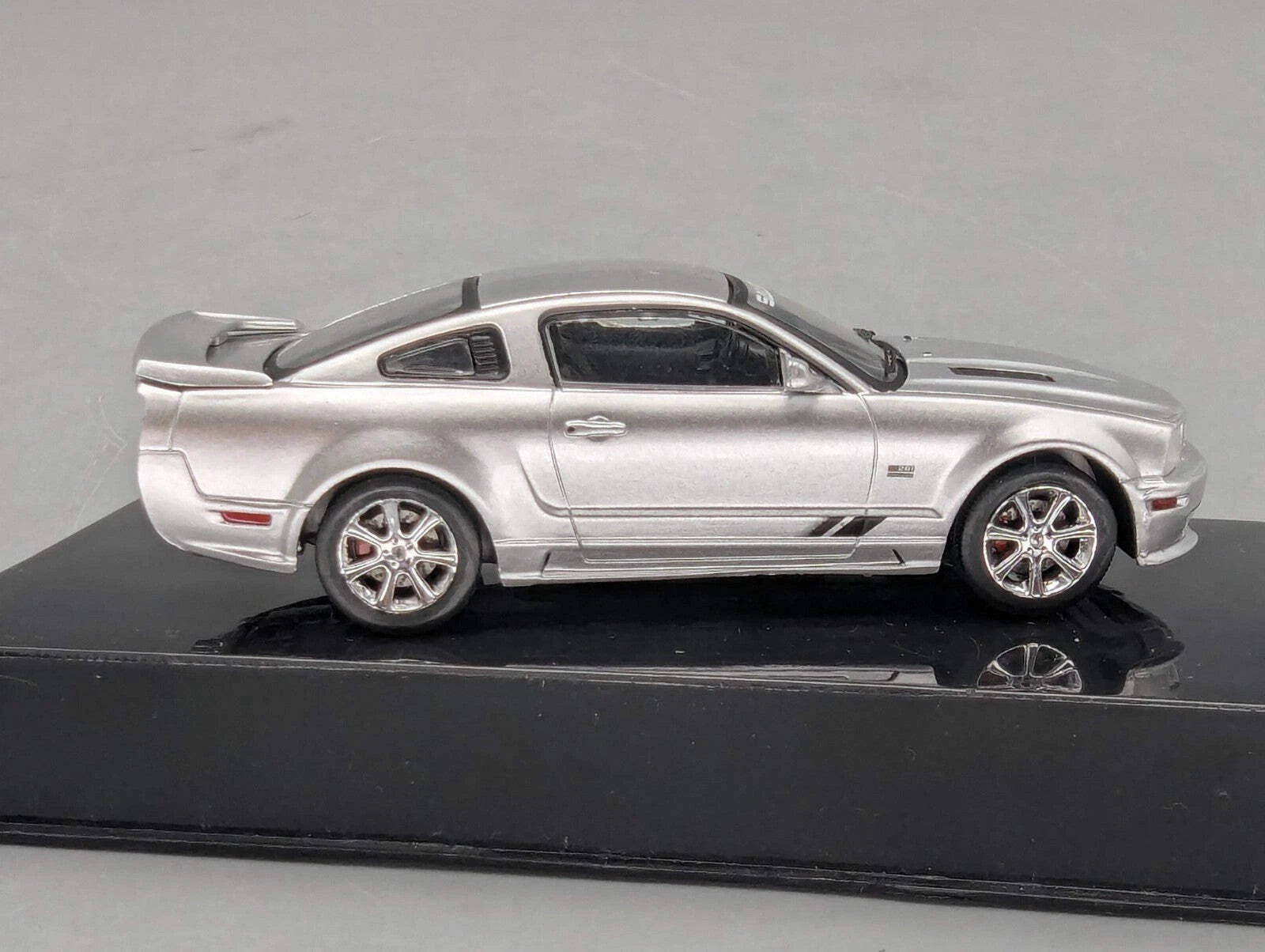Modellautos 1:43 Ixo Ford Mustang Saleen S281 2005 mit Vitrine